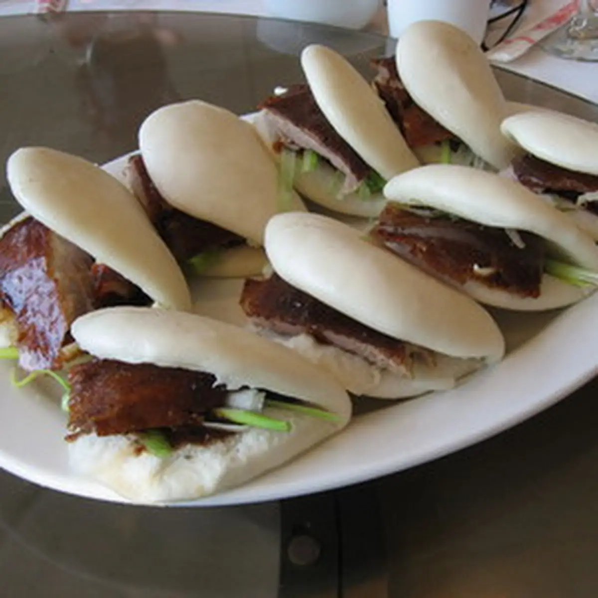 北京烤鸭三明治 peking duck sandwich with scallions and cucumbers